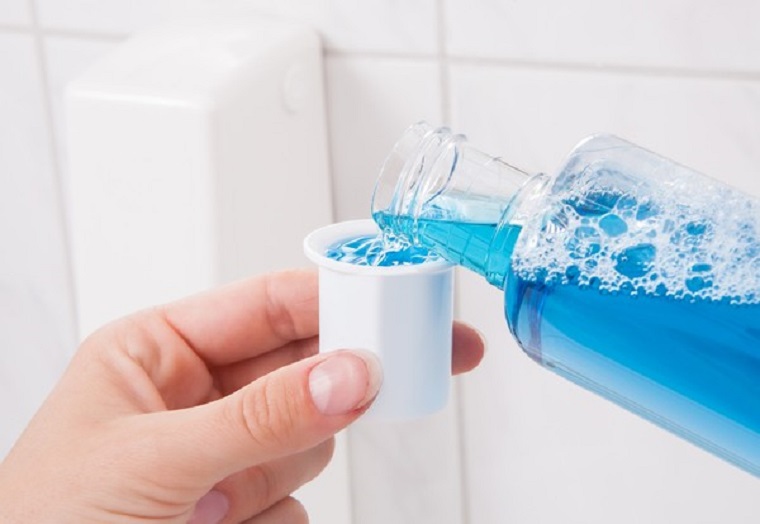 Tẩy vết dầu mỡ bằng nước súc miệng Tẩy vết dầu mỡ bằng nước súc miệng