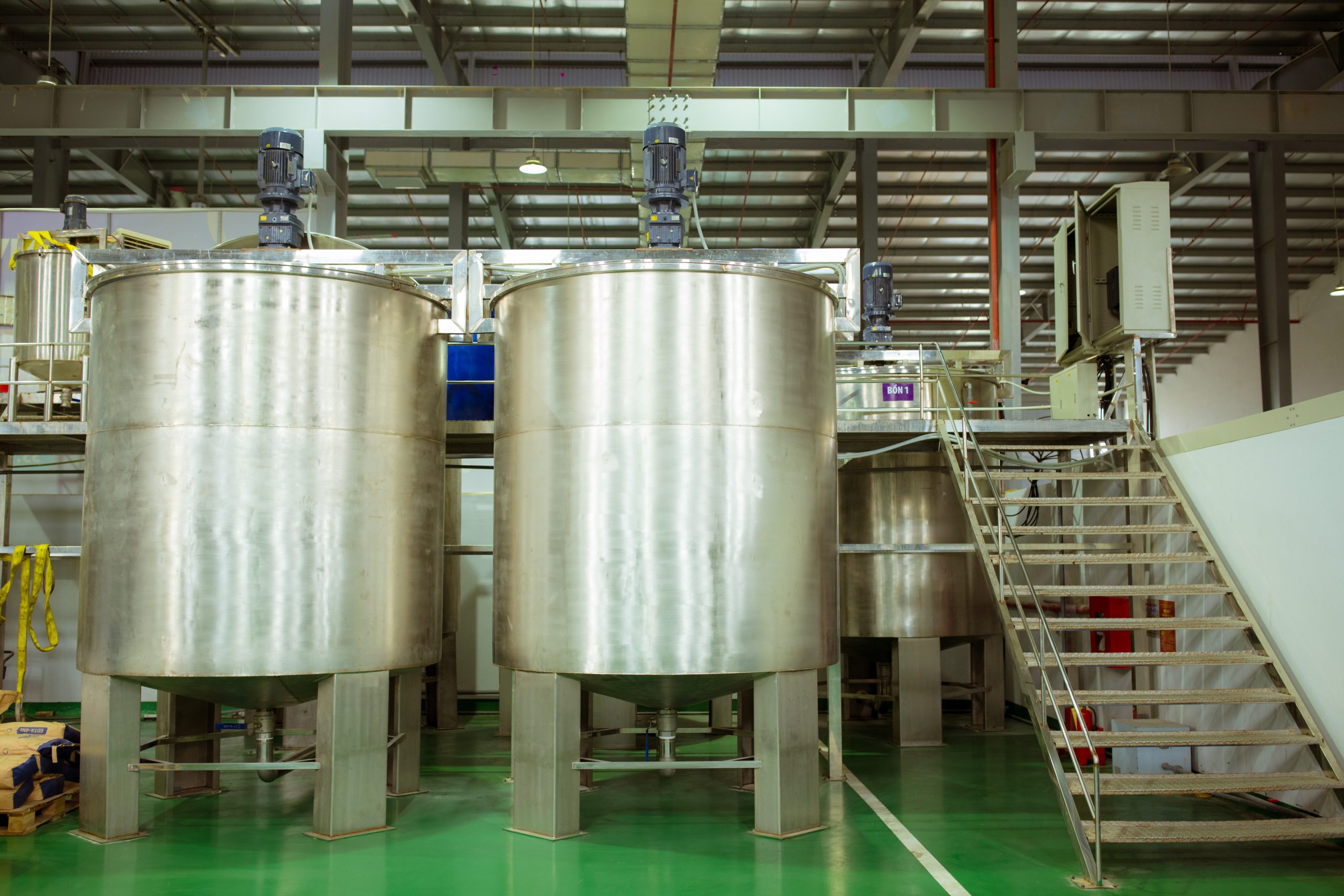 Tự động hóa dây chuyền sản xuất trong nhà máy gia công OEM