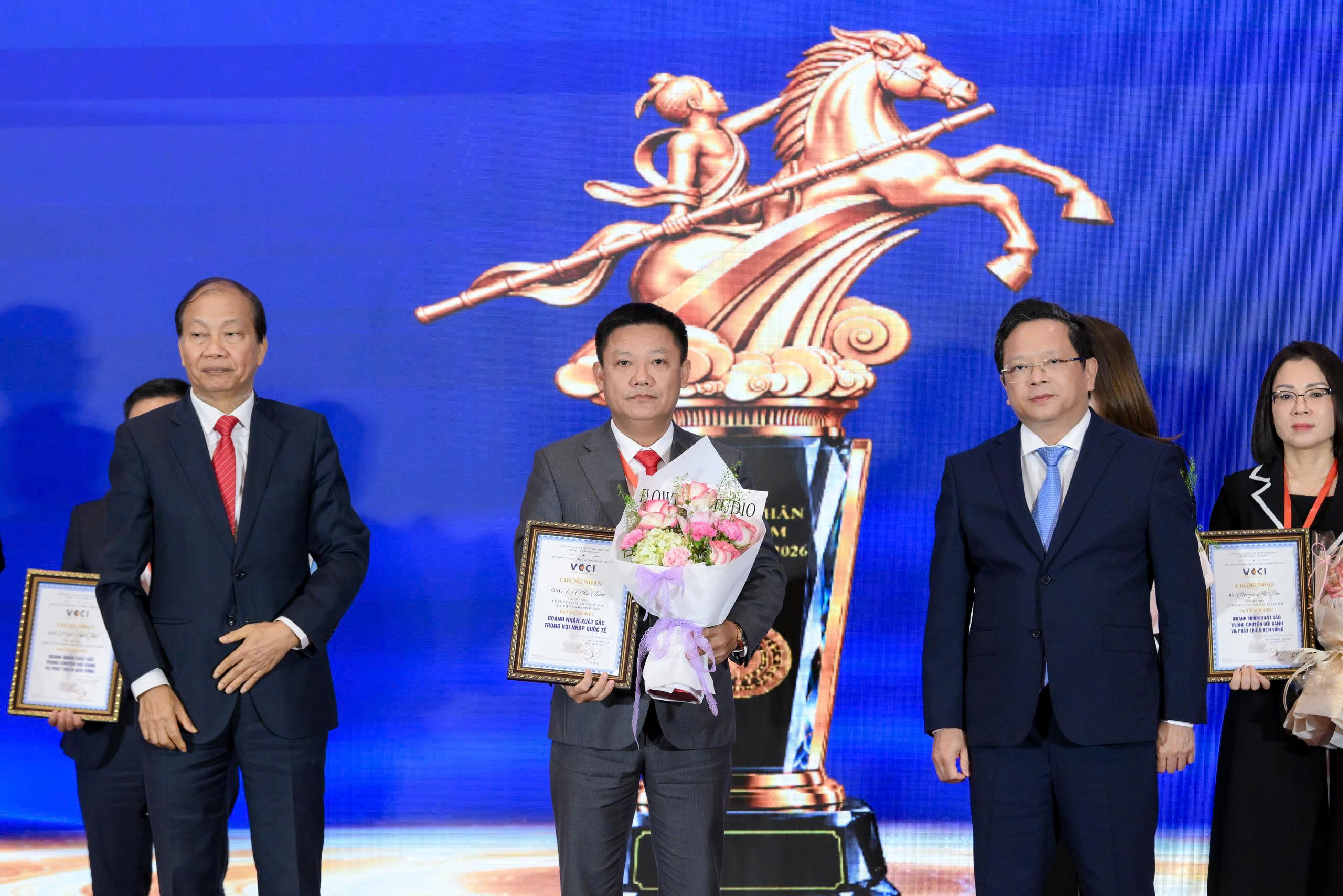 THT Việt Nam Holdings – Mốc son tự hào: Chủ tịch HĐQT Lê Phú Toàn được vinh danh “Doanh nhân Việt Nam tiêu biểu – Cúp Thánh Gióng 2026”